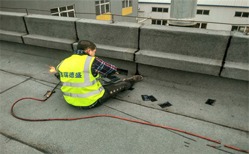 94790946e29e871ba5e21dae3c9c5c8c.jpg 女兒墻維修堵漏施工方案,三種女兒墻堵漏方法