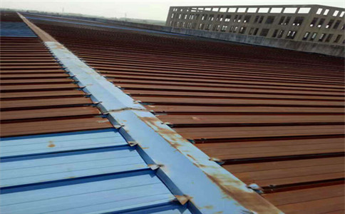 137254429d11ec854a783ecaa98f93ca.jpg 鐵皮屋面生銹除銹處理