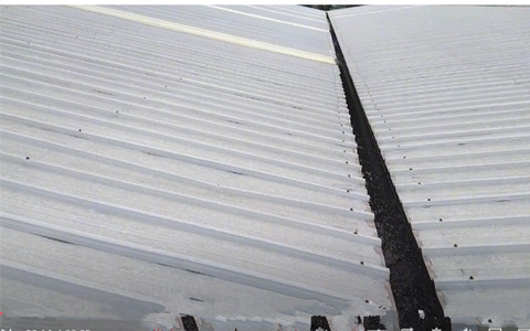 22842bd3e245f793feb79f522de9ac57.jpg 彩鋼瓦屋面漏水維修打膠